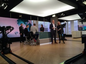 Peter Eastgate og Rasmus Nøhr spiller headsup, mens Jakob Illeborg og Lene Johansen introducerer.