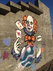 Klatringen har ikke haft første prioritet i forhold til de andre sportsgrene, jeg dyrker, men har dog været tid til en smule på det lokale parkouranlæg, som er udstyrret med lidt kortspilsgraffiti.