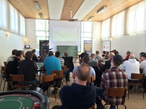 Anders Jensen i gang med at undervise andre pokerspillere
