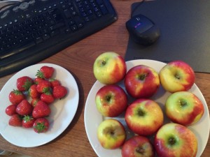 Jeg sørger altid for at have let tilgængelig energi ved min side, når jeg spiller og udover kaffe, spiser jeg en del frugt. Lige for tiden står den på danske æbler og jordbær, nuts.