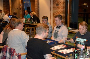 Efter at være slået ud af WPTen var det tid for backgammon. Her spiller jeg mod en jyde og Henrik "Walth" Hecklen mister penge til Thomas "Kokse" Kokholm (Foto: 1stpoker.dk)
