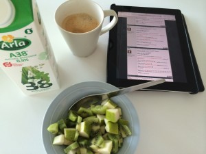 Sund (morgen)mad er vigtig, når jeg træner så meget, som jeg gør. Her er det dagens første måltid akkompagneret af Twoplustwos Highstakestråd, som jeg får meget ud af at læse. Som regel er der railbirds, der har postet en masse af nattens hænder.